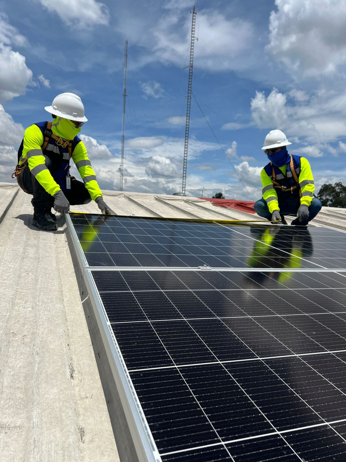 Sistema de paneles solares para generación distribuida en empresa en México